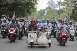 Keseruan Mahfud MD Dibonceng Vespa Klasik Diarak Ribuan Pendukung di Pekanbaru