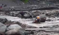 Detik-detik Banjir Lahar Semeru Terjang Jembatan, Warga Nekat Menerobos