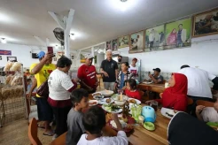 Momen Ganjar Traktir Makan Siang Warga yang Berebut Salaman di Warung Sego Tempong