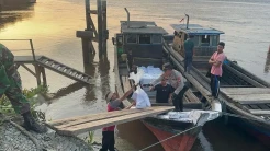 Distribusi Logistik Pemilu di Pelalawan Dikawal Polisi, Sempat Terkendala Kapal Kandas dan Jalan Rusak