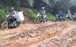 Lintasi Jalan Ekstrem, Petugas Kawal Hasil Rekapitulasi Suara dari TPS menuju PPK di Rohul