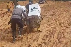 Berjibaku Kawal Logistik Pemilu, Petugas Harus Dorong Kendaraan di Jalan Berlumpur