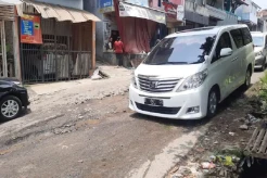 Hati-hati! Jalan di Kawasan Wisata Bandung Barat Rusak Parah dan Membahayakan