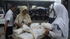 Prihatin Harga Melambung Tinggi, Pelajar SMP di Cilacap Bagikan Beras Gratis