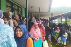 Beras Mahal, Warga Kota Cimahi Antre Panjang untuk Dapat Pembagian Gratis