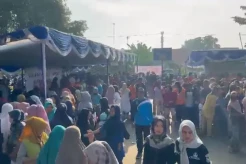 Warga Karawang Antre Beras Murah, 6 Ton Ludes Dalam 1 Jam