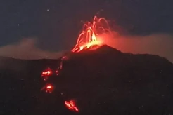 Gunung Ile Lewotolok Erupsi Luncurkan Lava 700 Meter, Warga NTT Waspada!