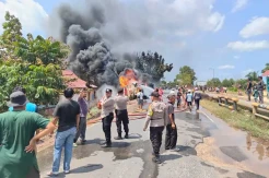 Mobil Pengangkut BBM Terbakar, Terdengar Dentuman Keras