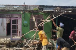 Ngeri! 8 Rumah Rusak Diamuk Petir di Cilacap, Warga Panik dan Ketakutan