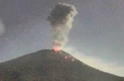 Gunung Ili Lewotolok Kembali Erupsi Malam Ini, Lontaran Abu 1 Km Disertai Lava Pijar