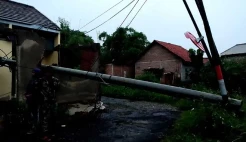 Diterjang Angin Kencang, Pohon dan Tiang Listrik Tumbang Timpa Rumah Warga
