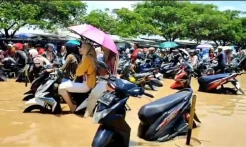 Sungai Cisanggarung Meluap, Ribuan Motor Buruh Pabrik Sepatu Terendam Banjir