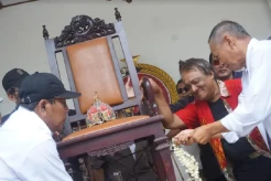 Demo Penguasa Zalim, Massa Gelar Aksi Gergaji Kursi