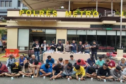 Polisi Gerebek Kampung...