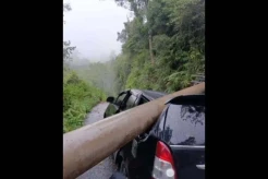 Hujan Angin, Tiang PLN Tumbang Timpa Mobil hingga Ringsek di Manggarai NTT