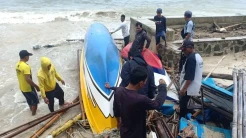 Diterjang Gelombang Tinggi, Ratusan Perahu Nelayan dan Bangunan di Pantai Ujunggenteng Rusak