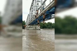 Aksi Berbahaya Remaja Bojonegoro Terjun dari Jembatan Sungai Bengawan Solo, Bikin Warga Jantungan!