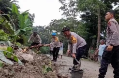 Longsor Menutup Jalan Umum, Polres TTU Lakukan Pembersihan Material Tanah