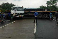 Ngeri! Truk Trailer Tak Kuat Nanjak, Muatan Peti Kemas Terlepas di Tol Cipularang