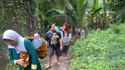 Air Diputus Caleg Gagal, Warga Cilegon Terpaksa Naik Turun Bukit 2 Km
