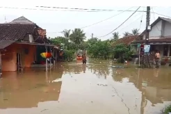 Karawang Banjir Setinggi 1,5 Meter, Ratusan Warga Mengungsi