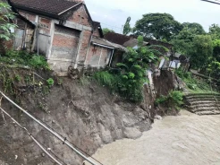 Tebing Sungai Bengawan Solo Longsor, Ancam Permukiman Warga di Bojonegoro