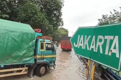 Jalan Pantura Kendal Terendam Banjir, Lalu Lintas Macet Panjang