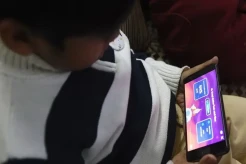 Setop Berikan HP dan...