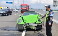 Porsche Seruduk Grand Livina di Jalan Tol Porong-Surabaya, 2 Orang Terluka