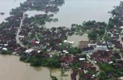 Banjir Jepara Semakin Tinggi, Petugas Evakuasi Ribuan Warga