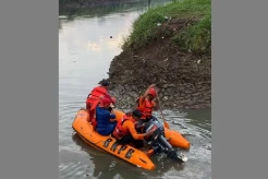 Pria Bertato Loncat ke Sungai Citarum, Tim SAR Gelar Pencarian