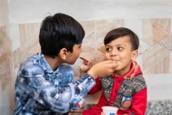 Benarkah Anak Konsumsi Es saat Buka Puasa Bisa Bikin Radang Tenggorokan?