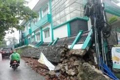 Tembok Kantor Kelurahan Rawa Mekar Jaya Tangsel Roboh