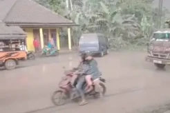 Gunung Merapi Muntahkan Wedus Gembel, Magelang Diguyur Hujan Abu