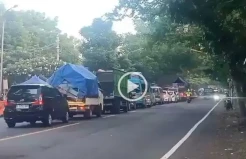 Terjebak Antrean Panjang di Pelabuhan Gilimanuk, Sopir Truk Resah Muatan Busuk
