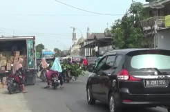 Macet! Pasar Tumpah di Jalur Pantura Tuban Picu Antrean Panjang Kendaraan