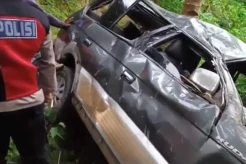 Mobil Rombongan Pengantin Terjun Bebas ke Jurang, 1 Tewas dan 4 Terluka