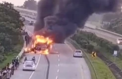 Bus Pahala Kencana Terbakar Hebat di Tol Jombang, Seluruh Penumpang Selamat