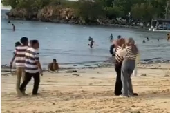 Viral! Wisatawan Pantai...