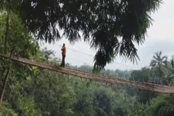 PUB Galang Dana Bangun Jembatan Gantung Putus di Lebak Banten