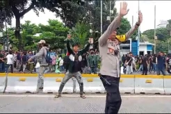 Ricuh, Massa Pendukung AMIN dan Prabowo-Gibran Saling Lempar Batu