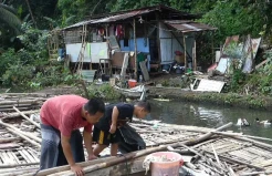 Potret Masyarakat Miskin di Banyumas, Hanif dan Keluarga Huni Gubuk Bekas Kandang Itik di Bawah Kuburan