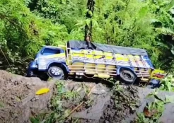 Terperosok ke Jurang, Truk Pengangkut Pakan Ternak di Gianyar Timpa Rumah Warga