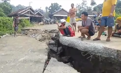 Diguyur Hujan Deras, Jalan Menuju Wisata Baduy Ambles sedalam 1 Meter