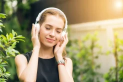 Awas! Efek Samping Memakai Earphone Bervolume Keras Bisa Merusak Telinga