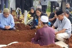 Dorman Borisman Dimakamkan Bersama Kakinya yang Diamputasi, Keluarga Tak Kuasa Tahan Tangis