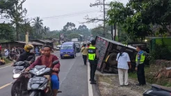 Sopir Mengantuk, Truk Box Terguling hingga Tabrak Musala di Sukabumi