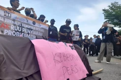 Tolak RUU Penyiaran, Jurnalis Bengkulu Gelar Jalan Mundur Bawa Keranda Mayat