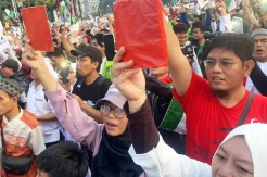 Momen Massa Aksi Bela Palestina Teriakkan Setop Genocide dan Angkat Kartu Merah