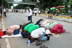 Momen Peserta Aksi Bela Palestina Salat Asar di Sekitar Bundaran Patung Kuda